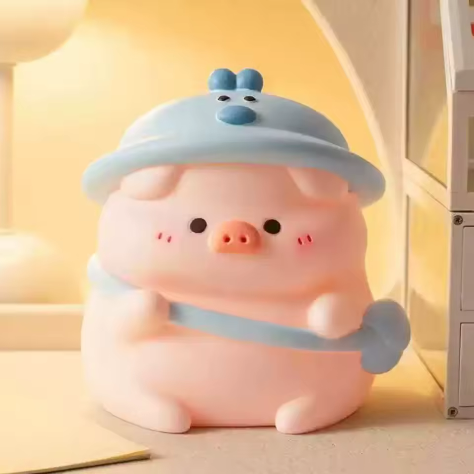 Tirelire cochon avec un bob bleu