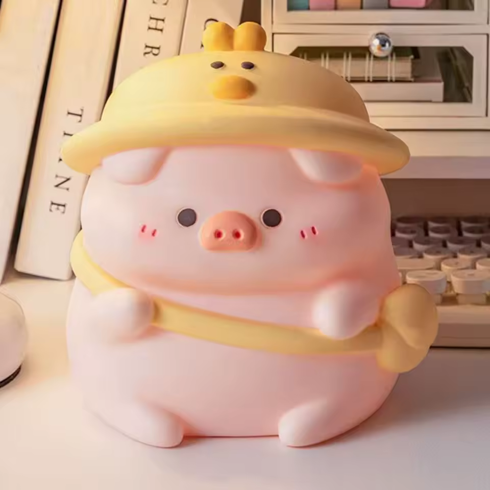 Tirelire cochon rose avec un bob jaune