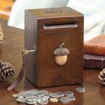 Tirelire en Bois Artisanale en détail